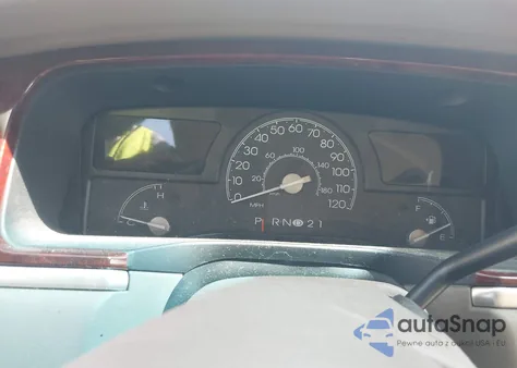 2004 Lincoln Town Car Signature z USA, uszkodzony, nr VIN 1LNHM81W94Y623970